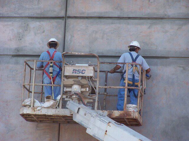 Trabajadores en elevador en construcción