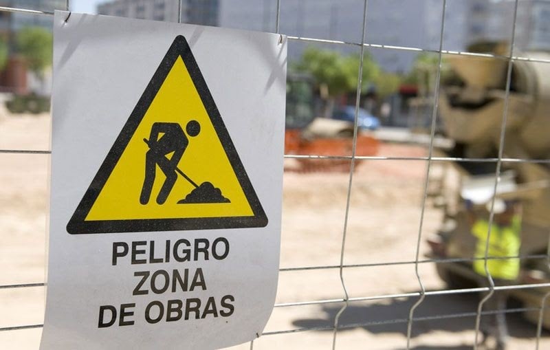 Advertencia por peligro zona de obras