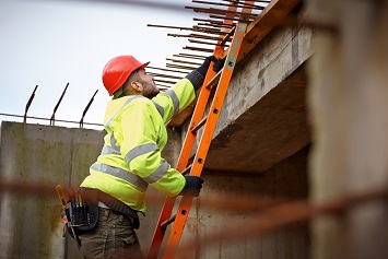 Trabajador en escaleras de construcción