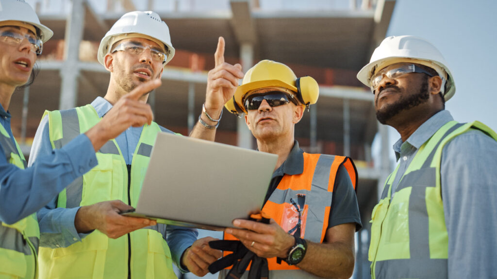 Equipo en obra de construcción