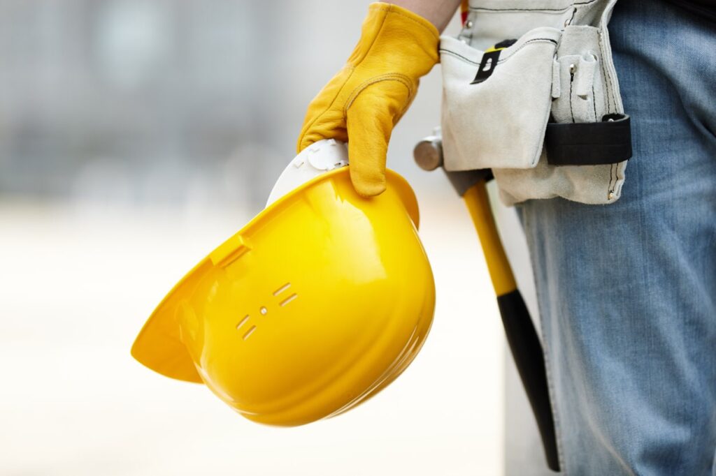 Trabajador con casco