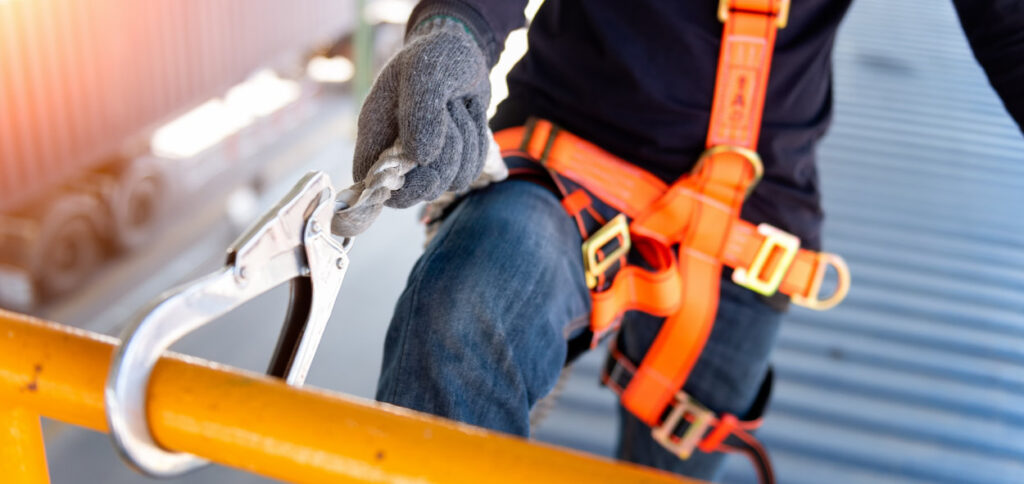 consejos-seguridad-techos Arnés de seguridad en techo de construcción