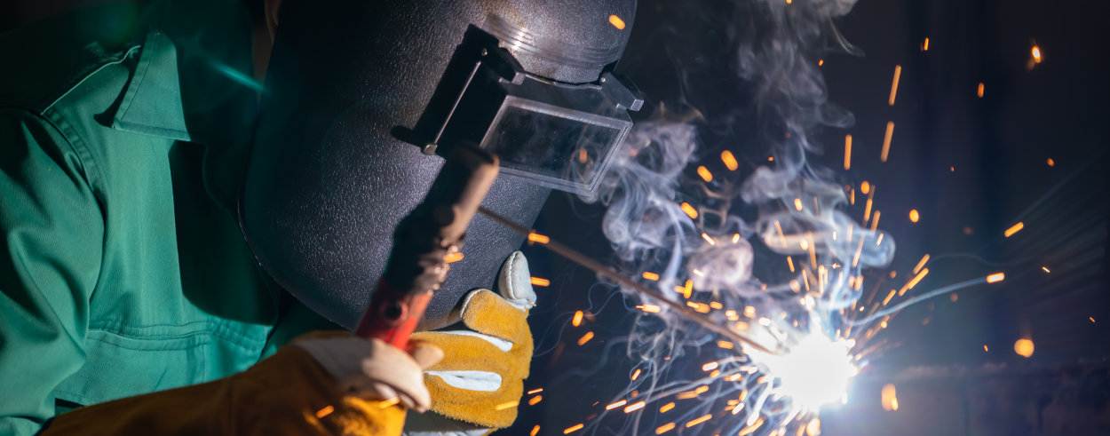 construction-welder Trabajador soldando con protección ocular