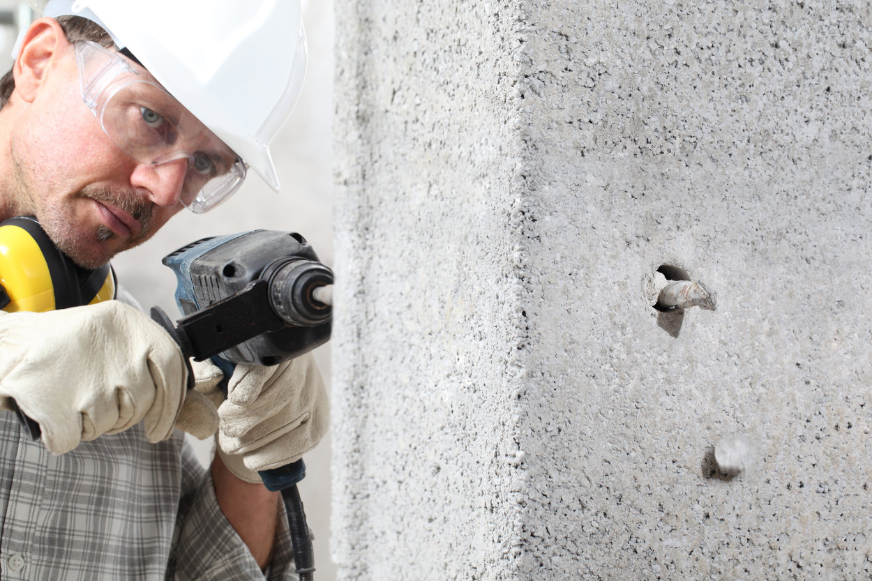 lesiones-oculares-trabajador Trabajador con taladro en la construcción