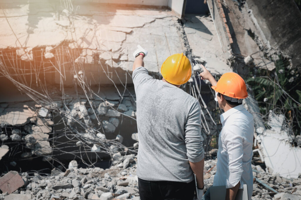responsables-demolicion Trabajadores verificando demolición