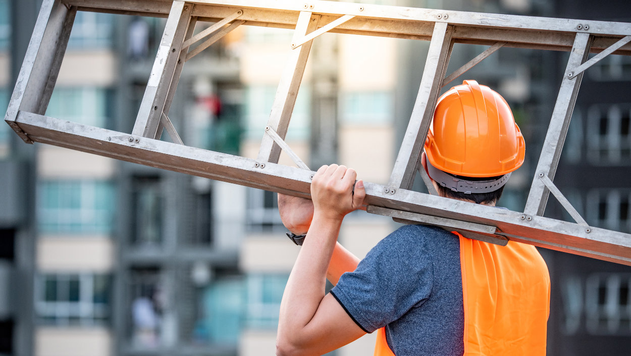 tipos-de-escaleras-construccion Trabajador con escalera