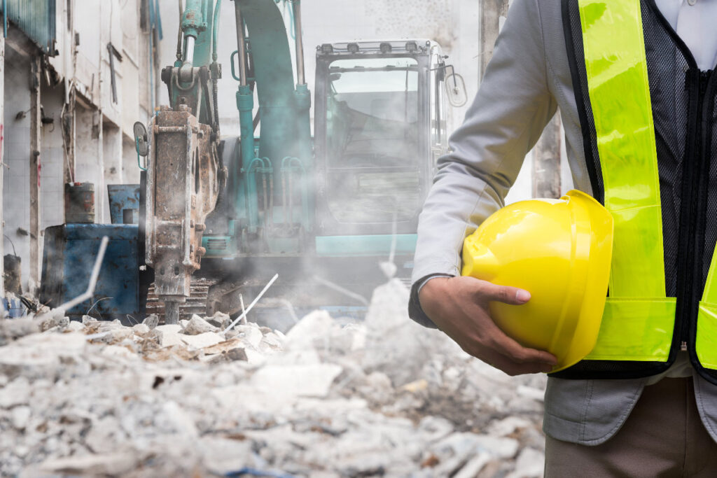 trabajador-demolicion Trabajador en la construcción con demoledora