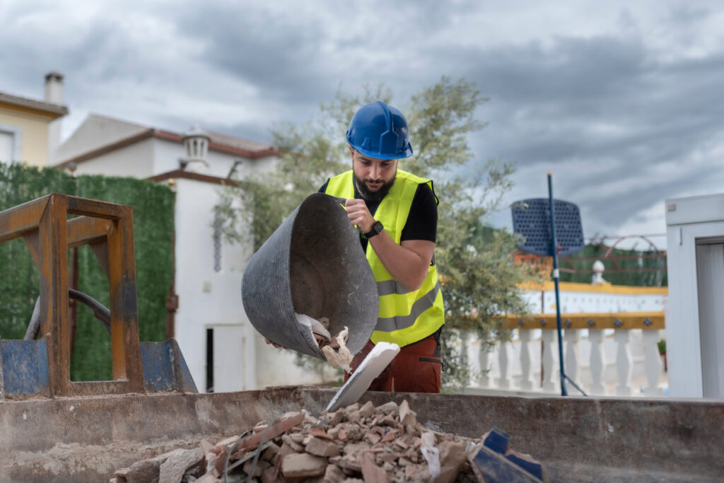 trabajador-escombros Trabajador tirando escombros