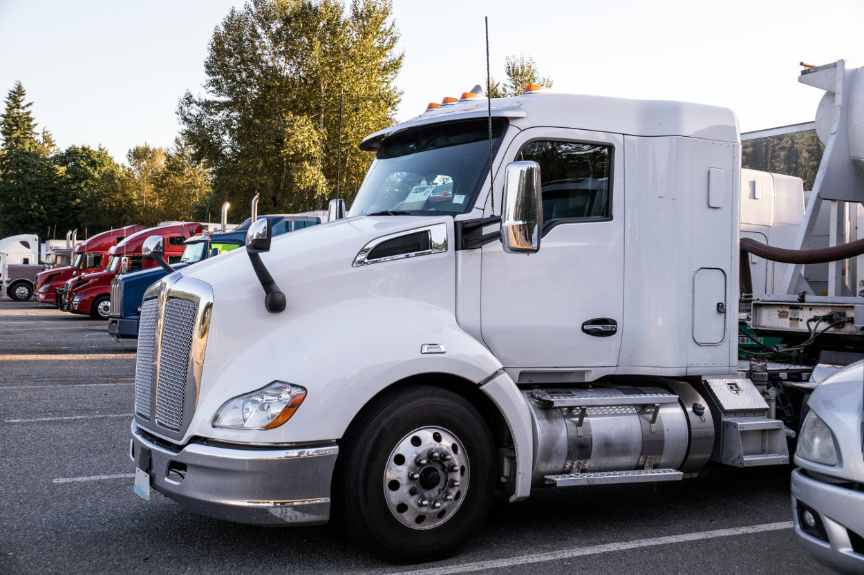 18-wheeler-truck Camión de 18 ruedas en estacionamiento