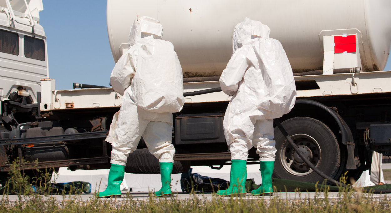 Trabajadores en área de derrame tóxico