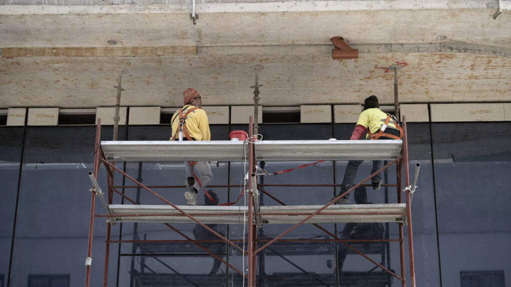 Trabajadores en andamio