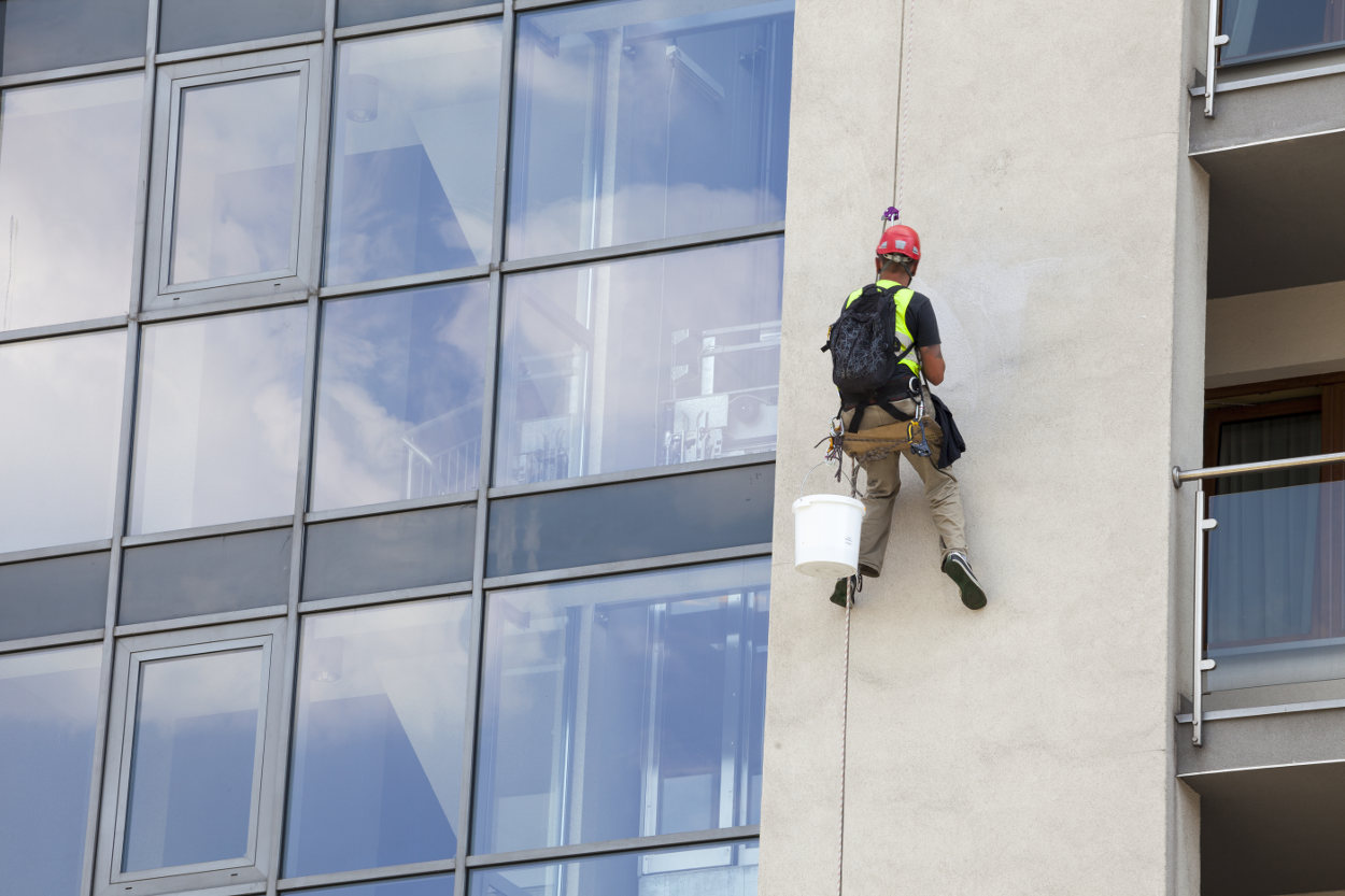 trabajadores-limpieza-ventanas