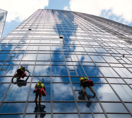Trabajadores limpiando ventanas