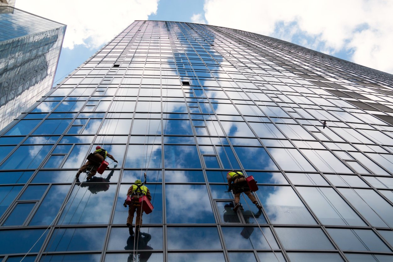 worker-cleaning-windows