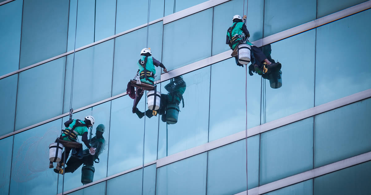 Limpieza de ventanas en altura: técnicas y herramientas