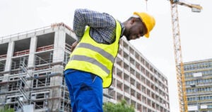 Lesiones de espalda: derechos legales para constructores