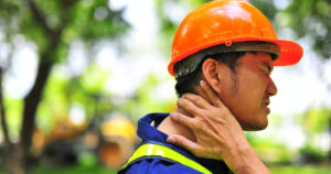 Latinos sufren discos del cuello herniados por trabajar en construcción