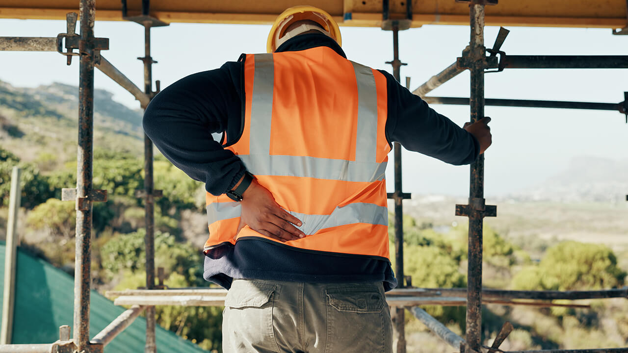 Si tengo hernia de disco, ¿puedo trabajar en la construcción en NY? Derechos y compensación 2026