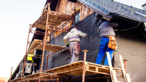 Accidentes en fachadas de casas con techo de teja