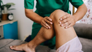 Esguince de rodilla en construcción: pasos para recibir compensación