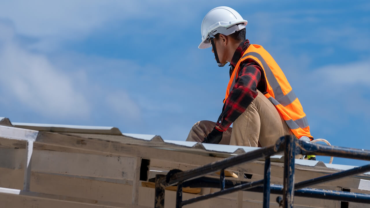 Guía de riesgos para trabajos en techos de metal