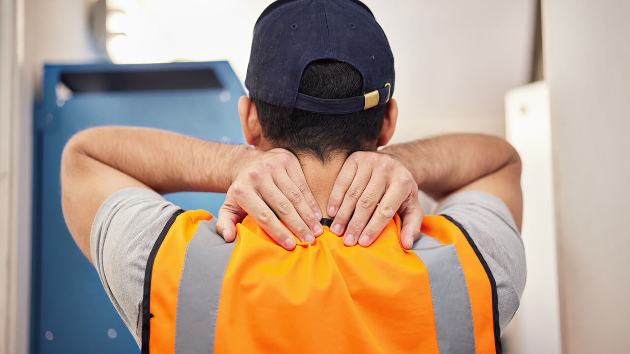 dolor de la espalda alta por trabajo en obras