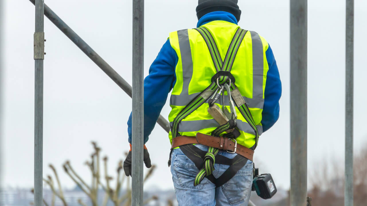 Arnes para construcción y otros equipos de seguridad