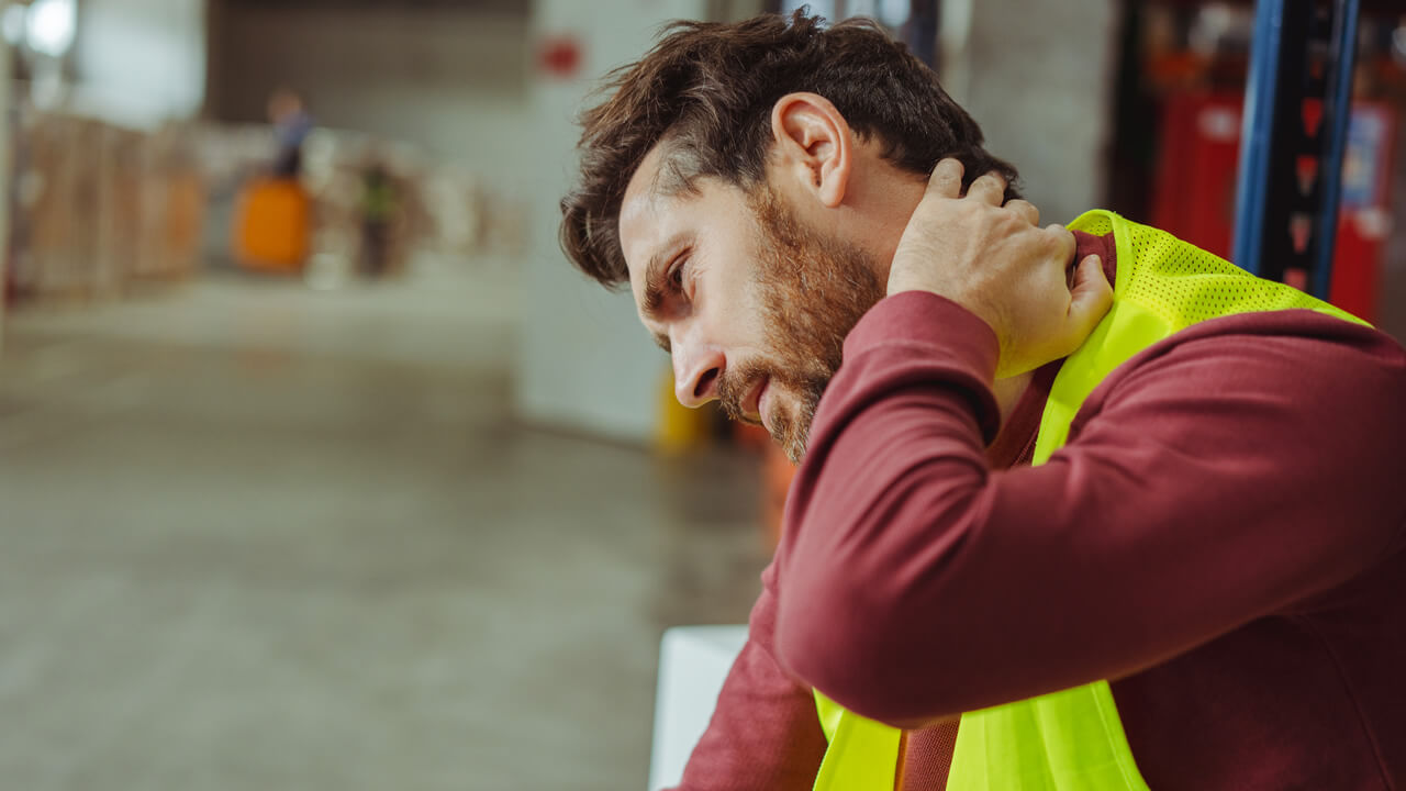 Dolor de cuello: causas, soluciones y derechos laborales