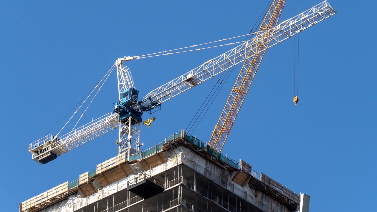 Máquinas para cargar objetos pesados: tipos y riesgos en construcción NY