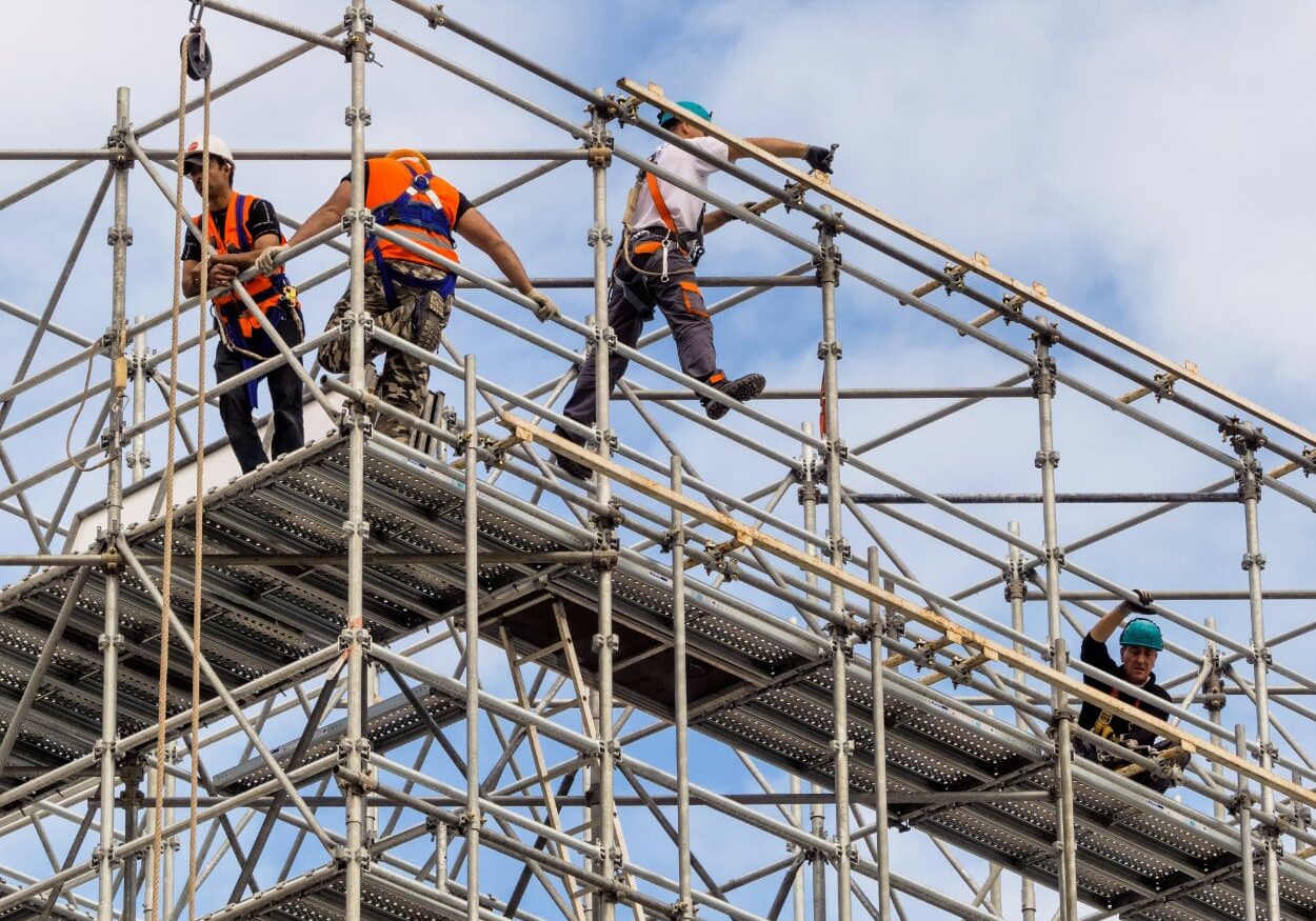 Trabajador en andamio
