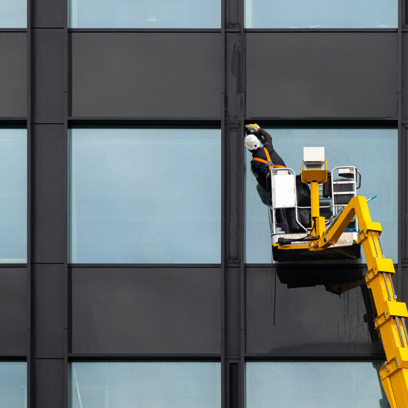 Trabajador de construcción limpiando ventanas