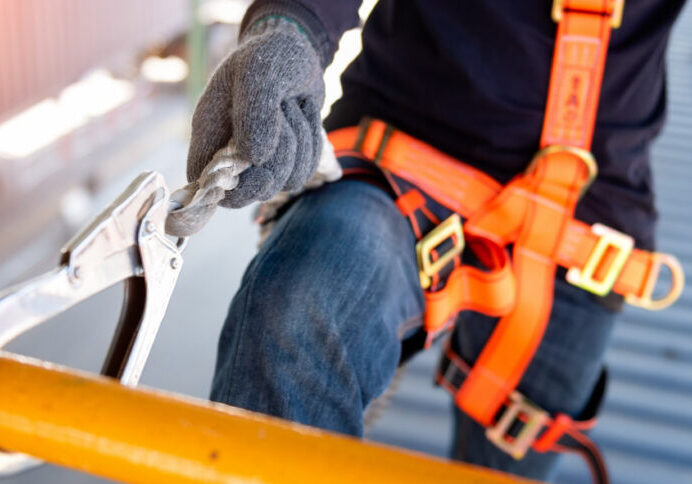 Arnés de seguridad en techo de construcción