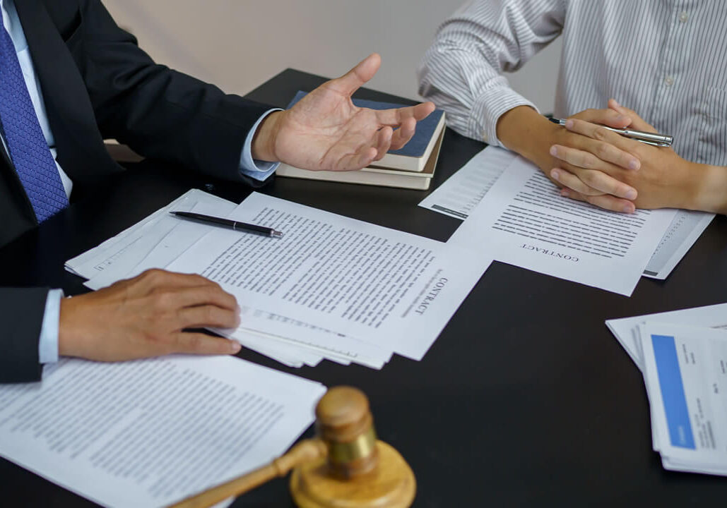 ¿En qué consisten una demanda de compensación y demanda de daños de lesiones en NY?