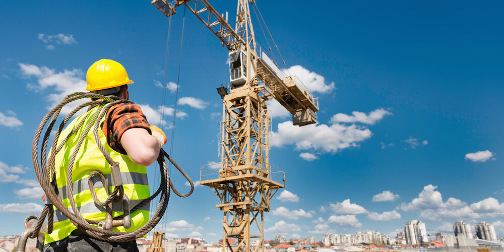operador-grua Trabajador observando grúa