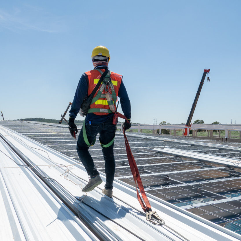 recomendaciones-trabajadores-techo Trabajador en techo con arnés