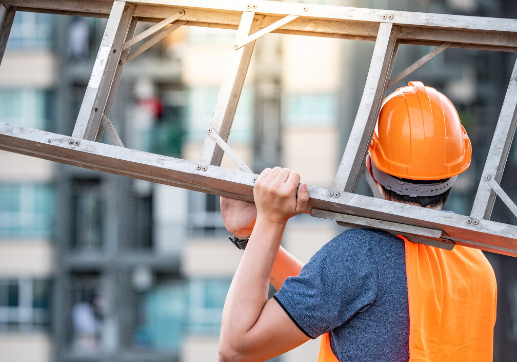Trabajador con escalera
