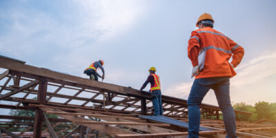 Trabajadores en techo